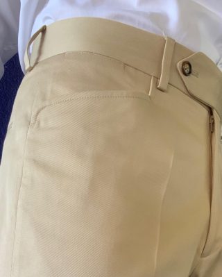 After a long and careful work, we are proud  to show you the definitive prototype of the new #Austin cotton twill trousers.Flat front trousers with tapered fit proudly crafted in Italy. Concealed zip fastening with extended belt and button. Two frog mouth pockets, watch/coin pocket, jetted pockets with buttons and split back waistband. 2 colors available: Sand and Navy blue From size Eu 46 Uk 32 to Eu 54 uk 40(Please see size chart attached)Price 149€Designed to impress! We will go into production in a few weeks. In the meantime you can pre order yours sending an email at info@capirari.com You have time untill May 29, 2023.P.S ( the buttons will be in corozo like the one  in the last pic).#Capirari#menswear#trousers#detail#classic#quality#craftsmsnship#madeinItaly#classic#flatfront#frogmouthpockets#highwaist#vintagestyle #60sstyle#gentlemen#madeinitaly#tailoring#modernism#jettedpockets