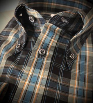 The perfect roll collar.Don’t you agree??Shop on: www.capirari.com#Capirari #menswear #detail #classic #style #modernism #rollcollar #suedehead #mods #cotton #plaidpattern #motherofpearlbutton #clothing #heritage #menwithstyle