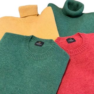 There are certain things that everyone should have and a soft Shetland sweater is high on that list.Come to discover our proposals on: Capirari.com (link in bio)#Capirari#menswear#detail#sweaters#shetland#wool#naturalfabric#madeinitaly#colours#quality#craftsmanship#menwithstyle#knitwear